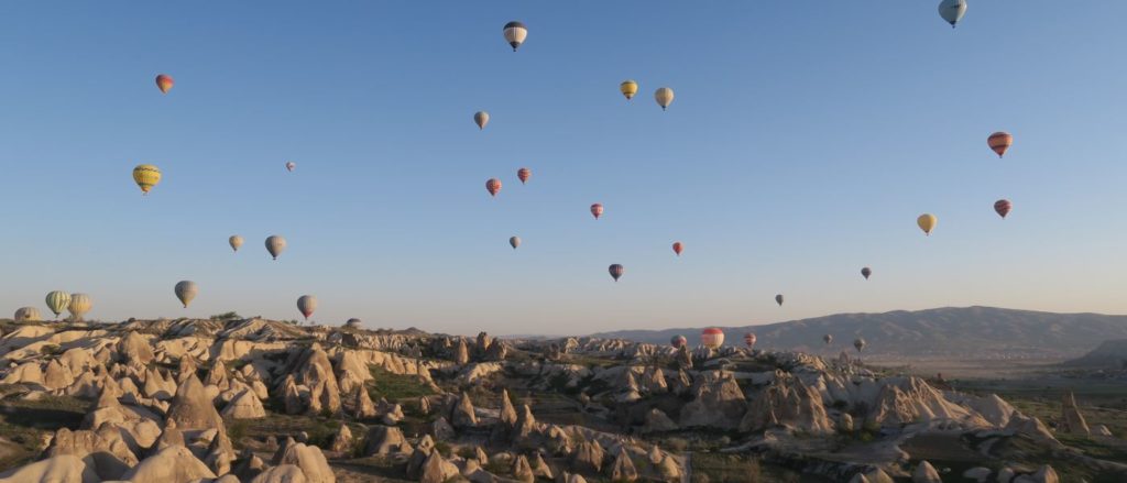 Dutzende Heißluftballons sind am Himmel über Kappadokien zu sehen.