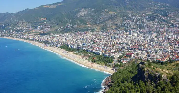 Aufnahme des Kloepatra Strand in Alanya von der Festung Ic Kale auf der Halbinsel von Alanya aufgenommen.