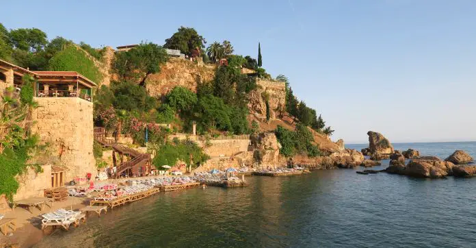 Der zwischen dem Hafen, den Hafenmauern und den Klippen von Antalya gelegene Mermerli Strand.