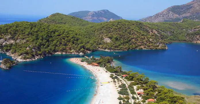 Die von einem auf einer Halbinsel gelegenen Sandstrand abgetrennte Blaue Lagune in Ölüdeniz