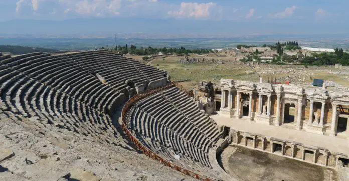 Blick von der obersten Tribüne des Amphitheaters in Pamukkale auf die Ruinen von Hierapolis und die Kalkterrassen. 