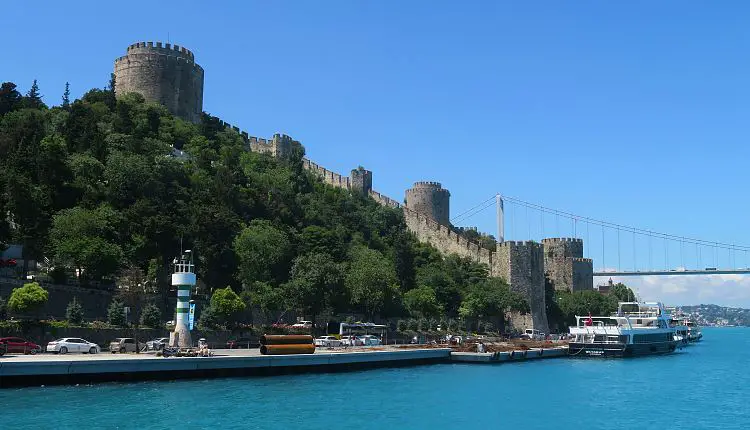 Blick von einer Bosporusfähre auf die Rumelische Festung und die Bosporusbrücke.