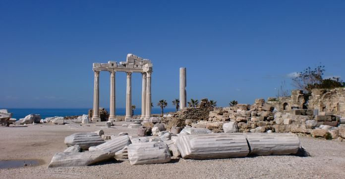 Ruinen des Apollon Tempel in Side, mit Blick aufs Meer. 