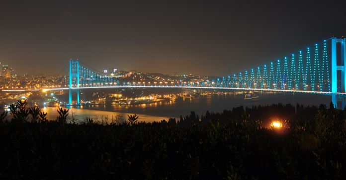 Aufnahme des Bosporus-Hängebrücke in der Nacht. Die Brücke und die Stadt Istanbul ist hell erleichtet zu sehen. 