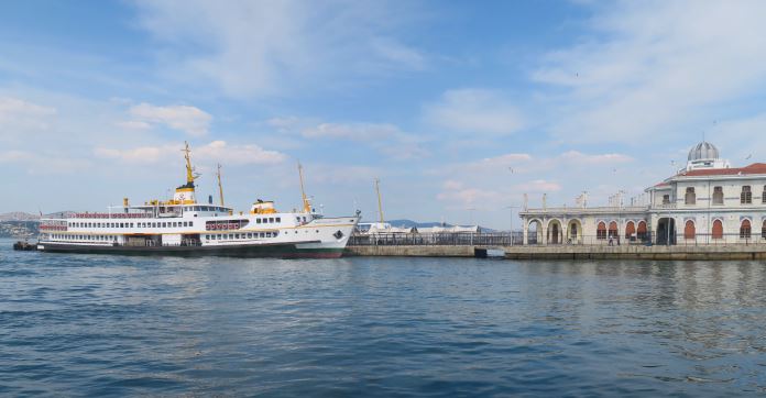 Eine weiß- grüne Fähre mit Pltz für über 1.000 Menschen am Hafen von Büyükada. Aufgenommen vom Marmarameer aus. 