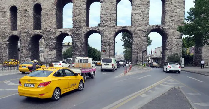 Gebles Taxi in Istanbul von hinten fotografiert. 