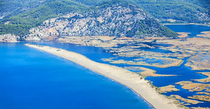Das Delta des Dalyan Flusses mündet in die Türkische Ägäis.