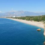 Strand in Antalya. Im Bild ist die Frage " Steckdose in der Türkeu und WLAN" in weißer Schrift enthalten.