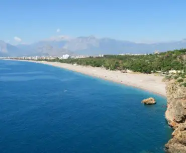 Strand in Antalya. Im Bild ist die Frage " Steckdose in der Türkeu und WLAN" in weißer Schrift enthalten.