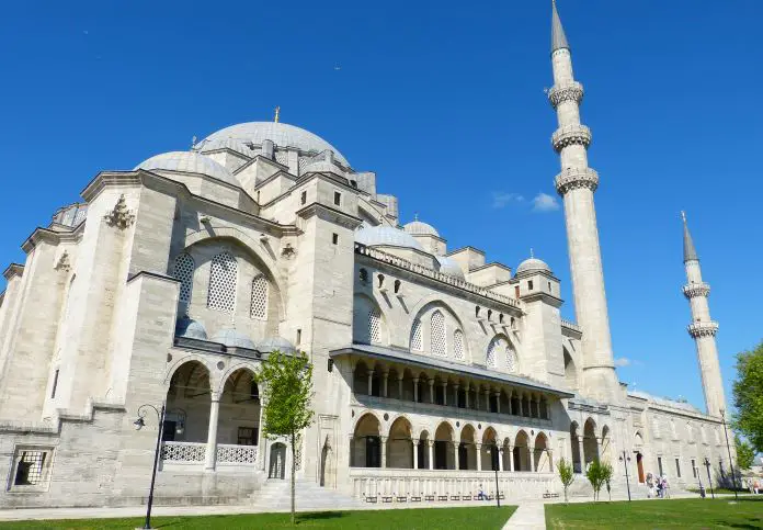 Weiße Süleymaniye Moschee mit ihren Kuppeln und zwei Minaretten vom Park im Norden der Moschee aufgenommen.
