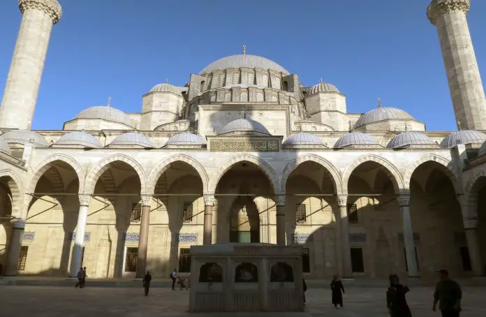 Blick vom Eingangstor auf den Innenhof der Süleymaniye Moschee in Istanbul mit Blick auf die Minarette