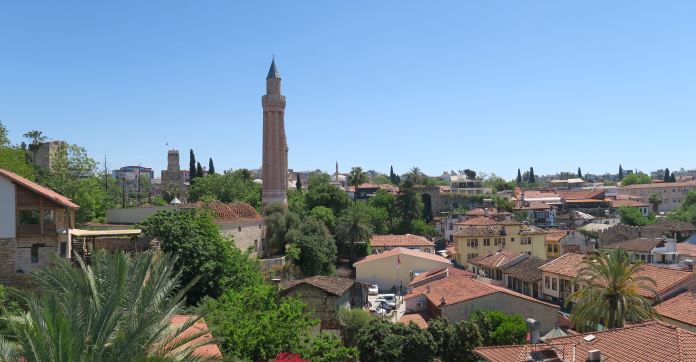 Das Gerillte Minarett und ein Blick über die mit roten Ziegeln gedeckten Altstadthäuser von Antalya.