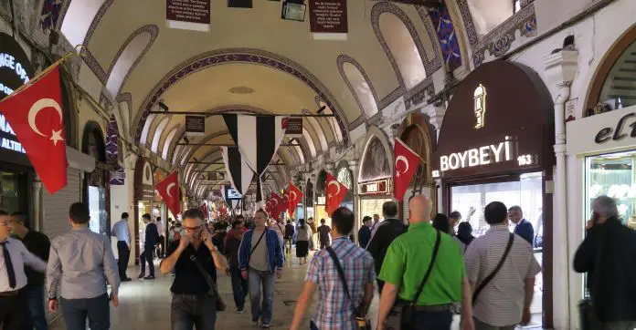 Hauptgang des Großen Basar in Istanbul mit Hunderten Besuchern