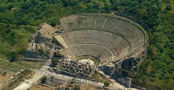 Theater von Ephesos aus der Luft aufgenommen.