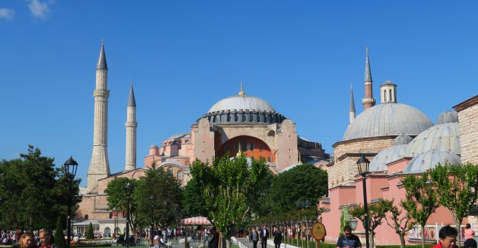 Die Hagia Sophia in Istanbul an einem Frühlingstag bei Sonnenschein. Aufgenommen von der Vorderseite.