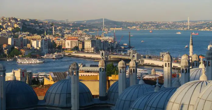 Herbstwetter in Istanbul mit Sonnenschein. Blick auf das Goldene Horn, den Bosporus, die Galatabrücke und die Bosporusbrücke.