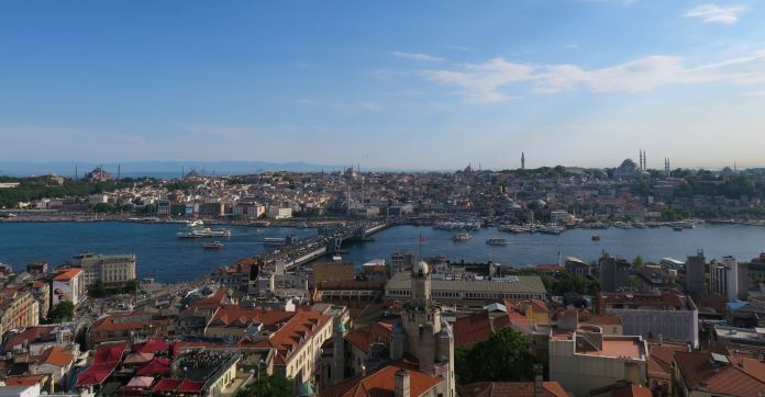 Die Meeresbucht des Goldenen Horn, mit der Galatabrücke, der Hagia Sophia und der Blauen Moschee.