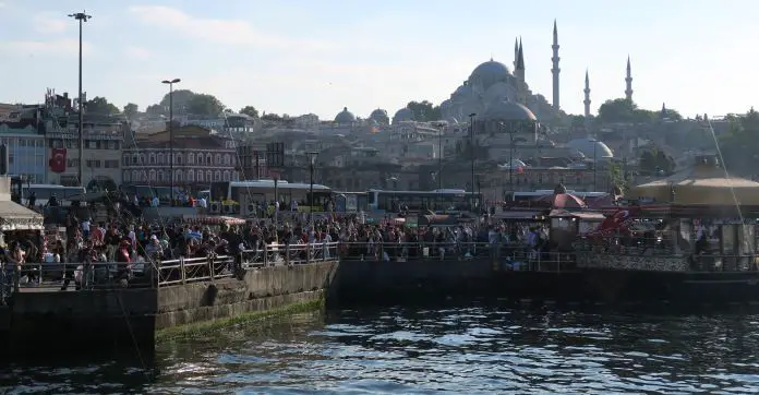 Süleymaniye Moschee von der Galatabrücke aus gesehen. Mit Dutzenden Menschen an den Fischständen im Norden der Brücke