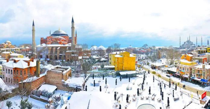 Hagia Sophia und die Blaue Moschee von Schnee bedeckt im Winter.