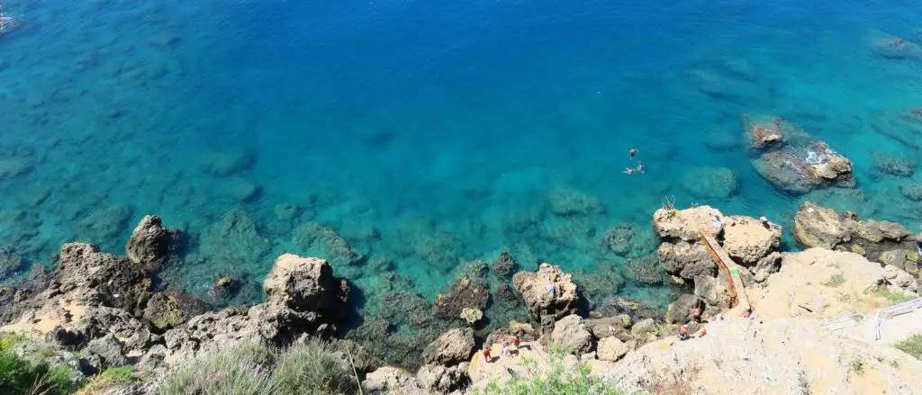 TürkisblauTitelbild mit der Beschriftung: Die ultimative Checkliste und Packliste für Deinen Türkei Urlaub es Meer an den Klippen von Antalya in der Türkei