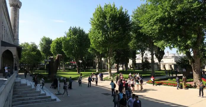 Die Treppen des Besucherausgangs der Blauen Moschee führen in den umliegenden Park. Es sind viele Touristen zu sehen. 