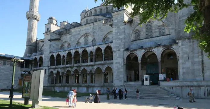 Der BEsuchereingang der Blauen Moschee auf ihrer Westseite. 