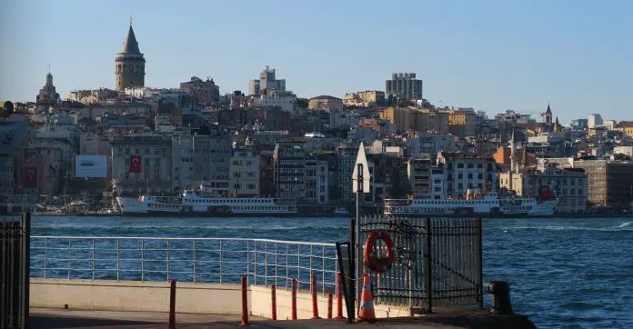 Blick vom Ufer des Stadtteil Fatih auf Beyoglu auf der gegenüberliegenden Seite des Goldenen Horn. 