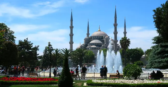 Blaue Moschee vom Strpingbrunnen im Park vor der Hagia Sophia aus aufgenommen. 