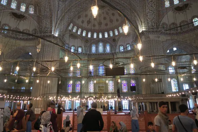 Blick vom Haupteingang der Moschee auf die Kuppel und den vorderen Gebetsbereich