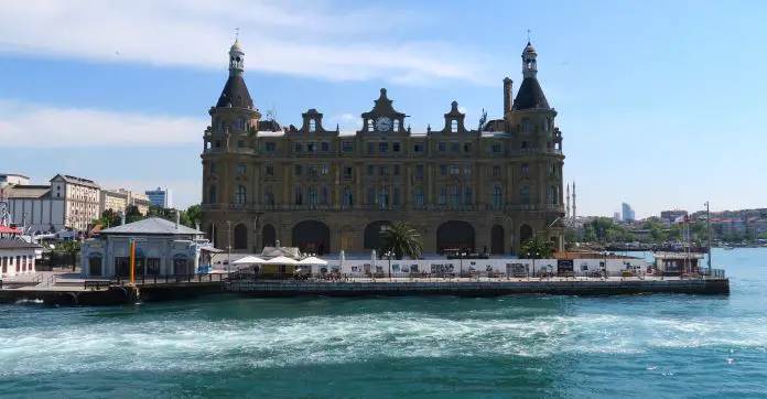 Der am Bosporusufer gelegene Haydarpasa Bahnhof im Stadtteil Kadiköy in Istanbul.