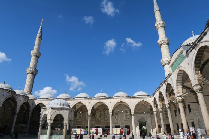 Zwei der drei Minarette der Moschee: eines der niedrigen im Norden und das Mittlere. Aufgenommen aus dem Innenhof.