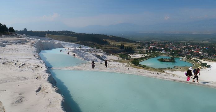 Das türkisblaue Thermalwasser in den schneeweißen, natürlichen Kalkterrassen von Pamukkale-Hierapolis.