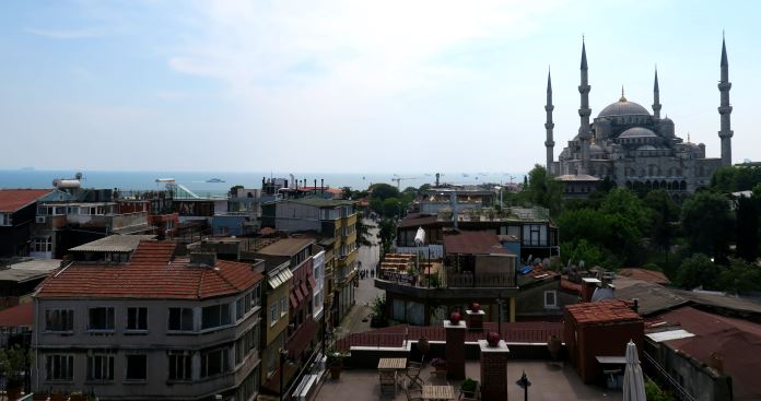 Der Ausblick auf die Blaue Moschee und das Maramrameer in Istanbul. 