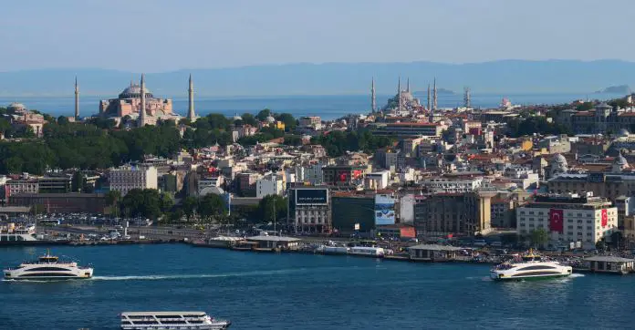 Blick auf die Blaue Moschee, die Hagia Sophia, das Goldene Horn, Marmarameer und das Stadtviertel Sultanahmet. 