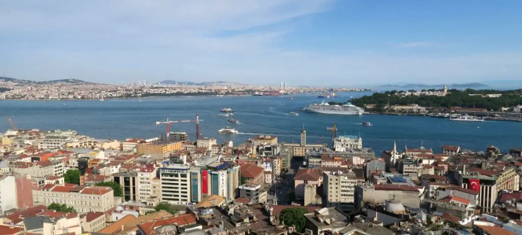 Blick vom Galataturm auf die Hausdächer von Beyoglu, das Goldene Horn und die auf der anderen Seite gelegene Altstadt Sultanahmet und die Stadtteile Üsküdar und Kadikäy auf der anderen Seite des Bosporus. Im Hintergrund sind die Prinzeninseln zu erkennen.