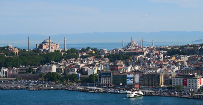 Blick vom Galataturm auf die andere Seite des Goldenen Horns: zu sehen ist der Stadtteil Fatih mit der Hagia Sophia und der Blauen Moschee. 