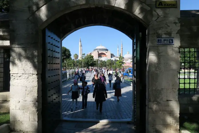 Das offene Tor der Mauern der Blauen Moschee, mit Blick auf die 400 Meter entfernt gelegene Hagia Sophia. 