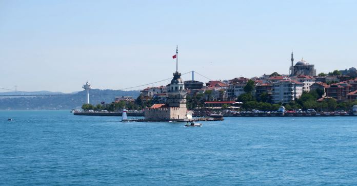 Stadtteil Üsküdar und der Leanderturm, aufgenommen von einer Bosporusfähre. 