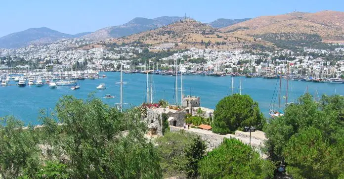 Der Yachthafen und die Mauern der Kreuzritterburg in Bodrum. Mit Blick auf die Hügel an der Küste.