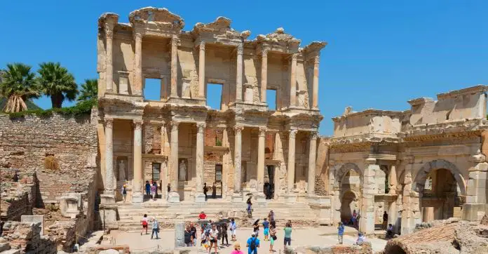 Die Fassade der aus Sandstein gebauten Celsus Bilbiothek in Kusadasi, Provinz Izmir.