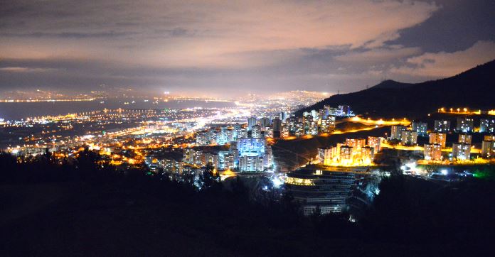 Izmir in der Nacht