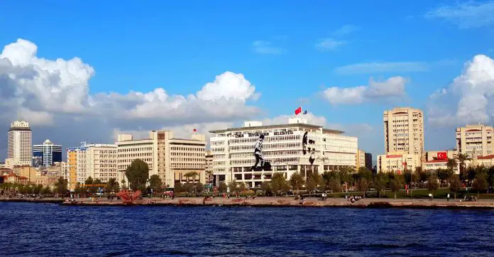 Die Promenade von Izmir, aufgenommen von einem Schiff am Meer.