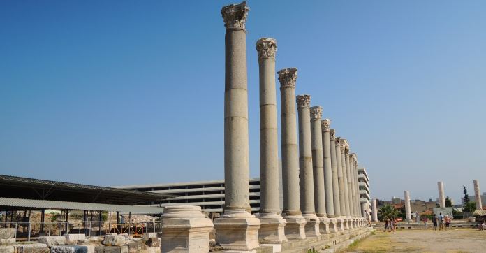 Säulen der Ruinen von Smyrna in der Türkei.