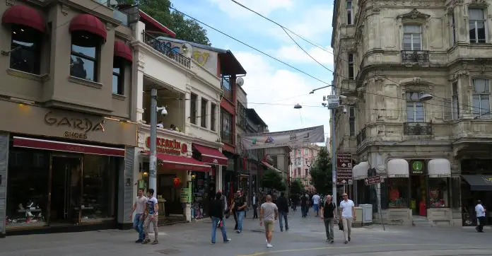 Das Südende am Tünel und der Straße hinunter zum Galataturm, auf der Istiklal Caddesi. Auf der Straße sind Fußgänger zu sehen. 