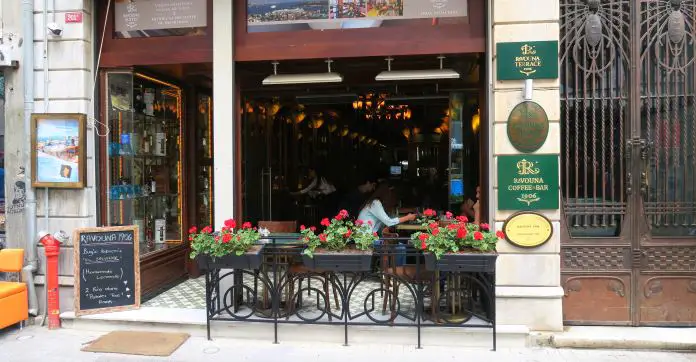 Sessel neben der Istiklal Caddesi und der Eingang eines Restaurants. 