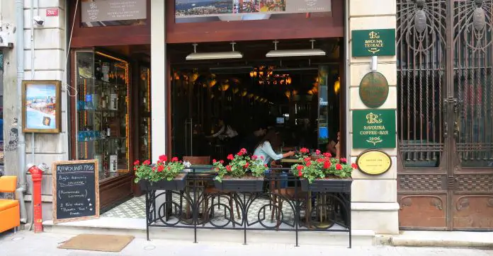 Sessel neben der Istiklal Caddesi und der Eingang eines Restaurants.