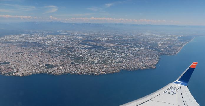 Flughafen Antalya und der Düden Wasserfall, aus dem Flugzeug aufgenommen. 