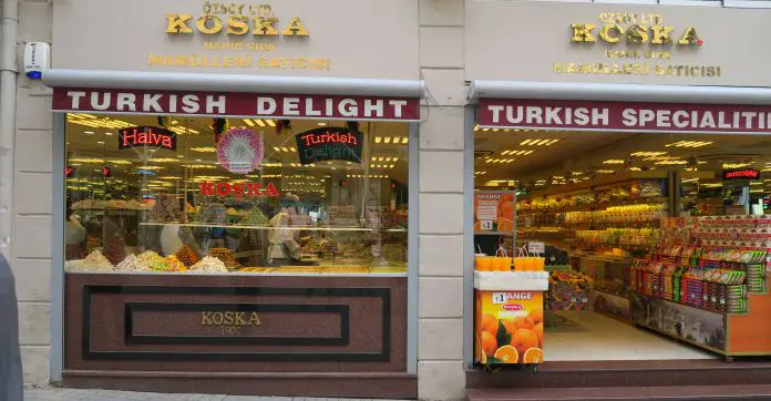 Die Frontseite eines Ladens von Koska "Turkish Delight". Durch die Fenster des Ladens sind verschiedene Süßigkeiten zu sehen. 