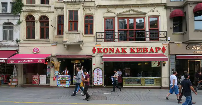 Eine Eisdiele und ein Imbisstand in der Fußgängerzone Istiklal Caddesi in Istanbul