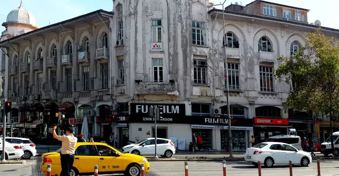 Ein gelbes Taxi steht am Straßenrand einer vielbefahrenen Straße.